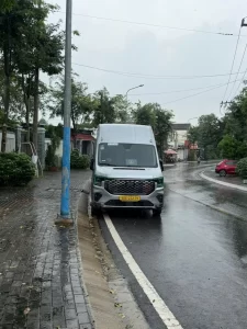 Xe 16 cho ford transit mau bac dua ruoc nhan vien di tinh 01