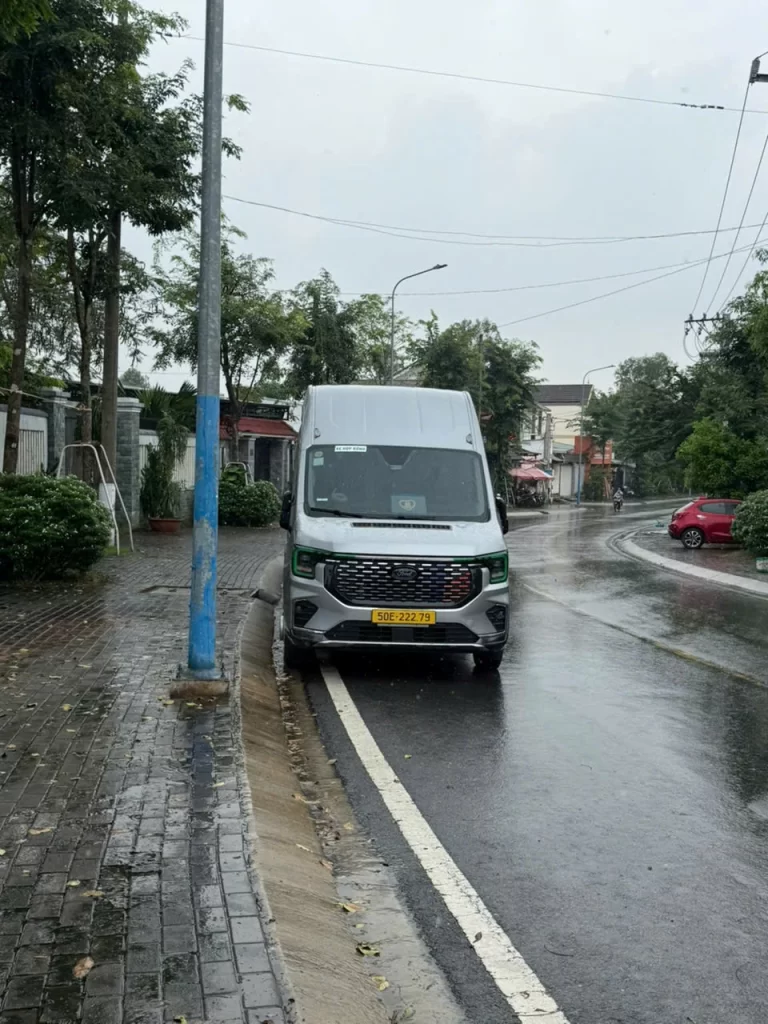 Xe 16 cho ford transit mau bac dua ruoc nhan vien di tinh 01