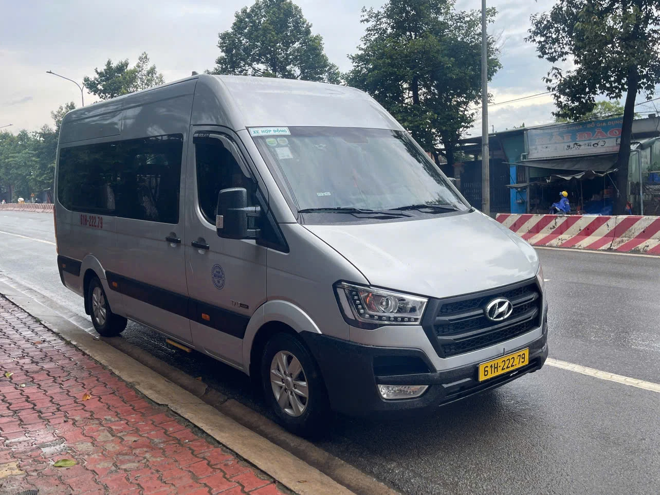 Thuê xe 16 chỗ Hyundai Solati đưa đón Bình Dương