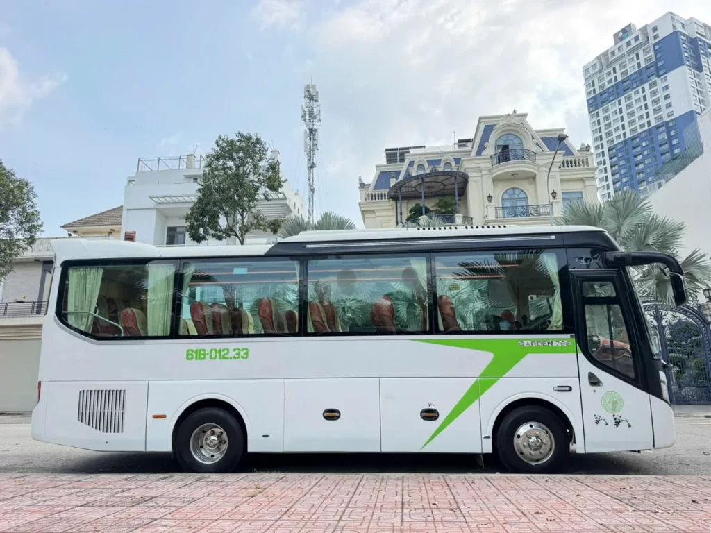 Xe 29 cho thaco garden mau trang dua ruoc nhan vien cong nhan tour du lich 01