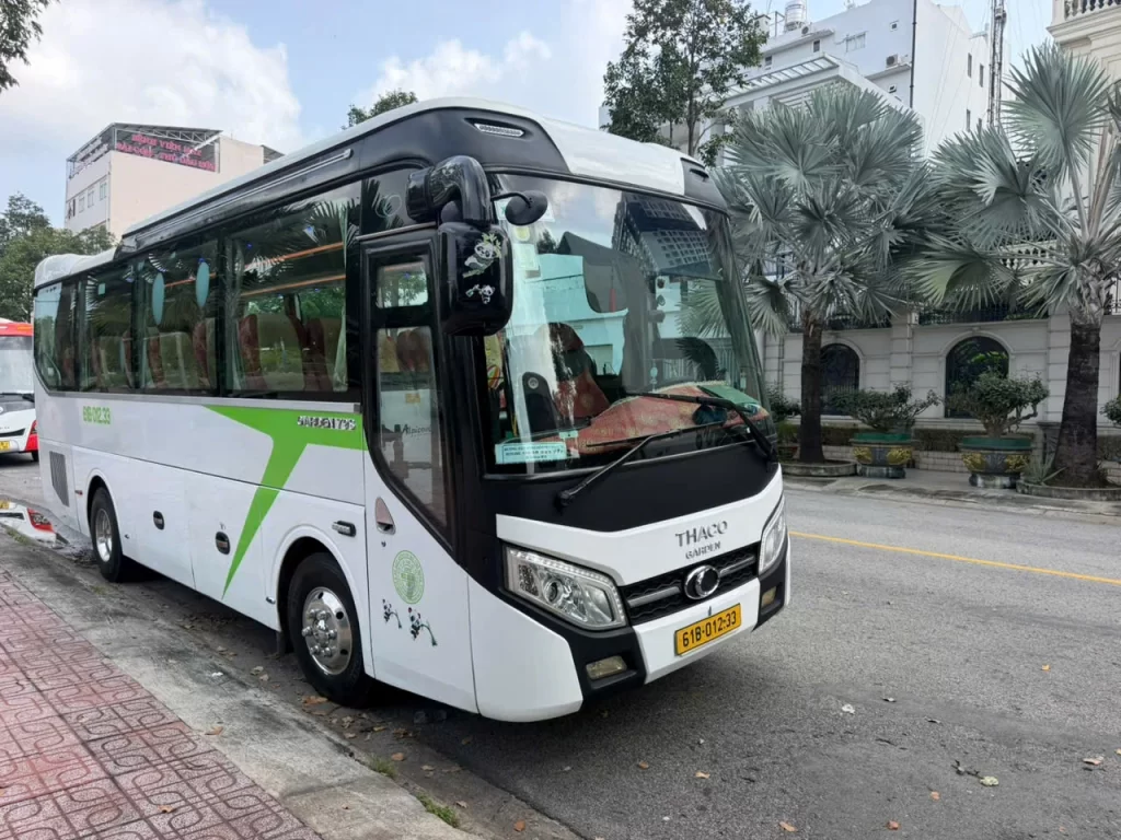 Xe 29 cho thaco garden mau trang dua ruoc nhan vien cong nhan tour du lich 03
