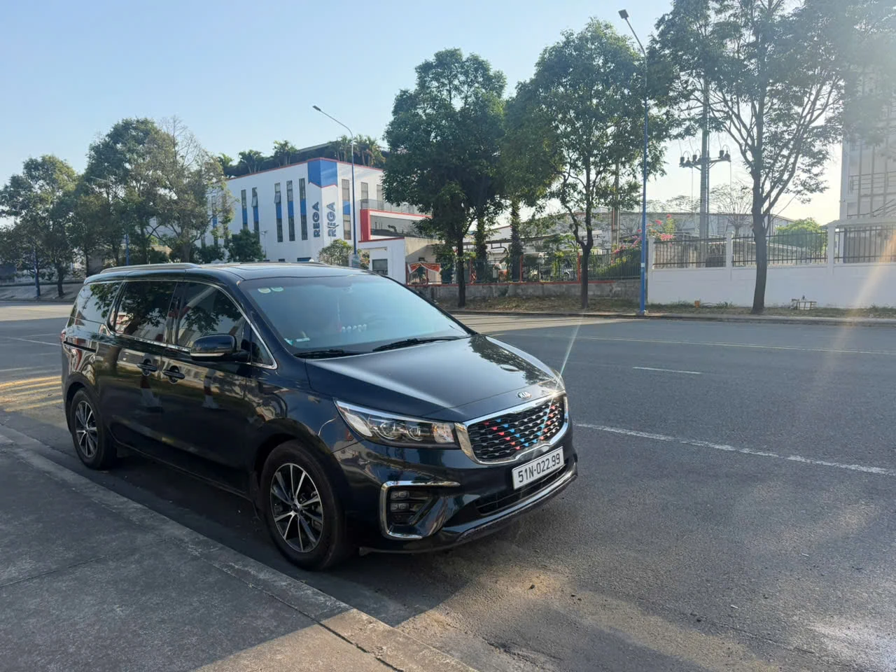 Xe 7 chỗ Kia Carnival đưa đón sân bay, khách VIP
