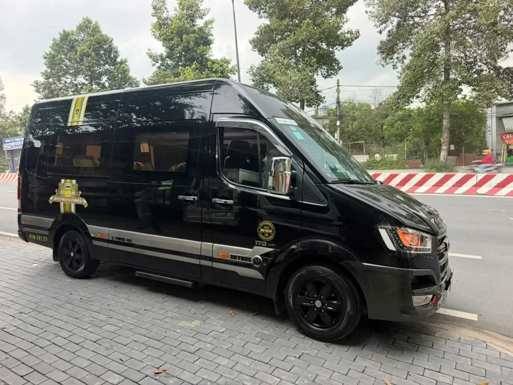 Xe 9 cho limousine dcar mau den don khach vip du lich san bay 01