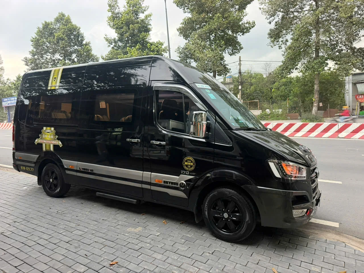 Thuê xe limousine 10 chỗ Dcar đưa đón sếp Bình Dương