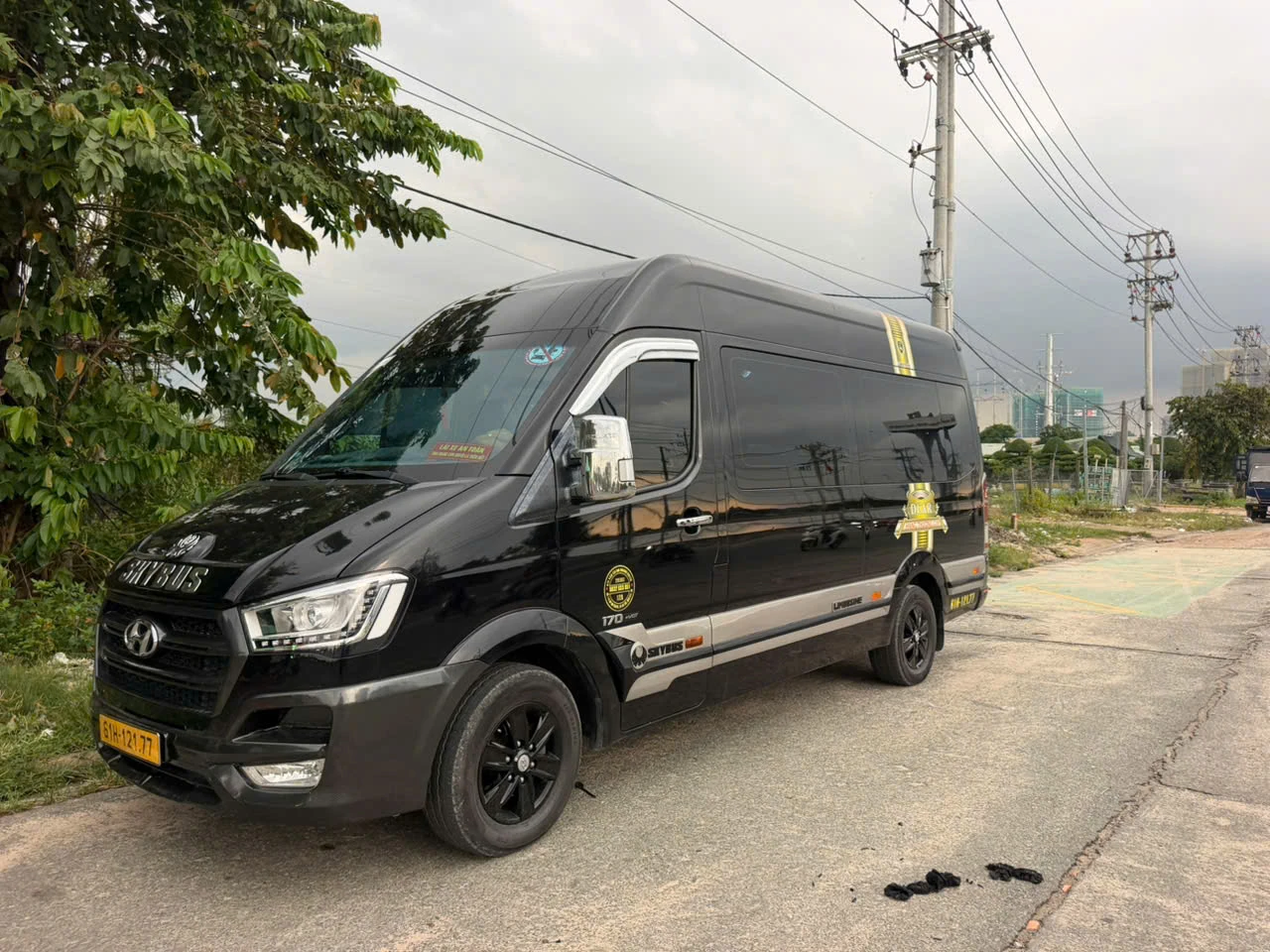 Xe limousine Dcar màu đen đưa đón khách VIP