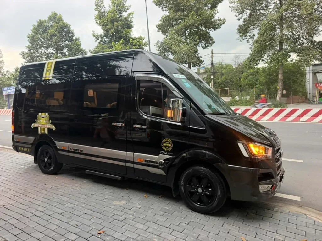 Xe 9 cho limousine dcar mau den don khach vip du lich san bay 03