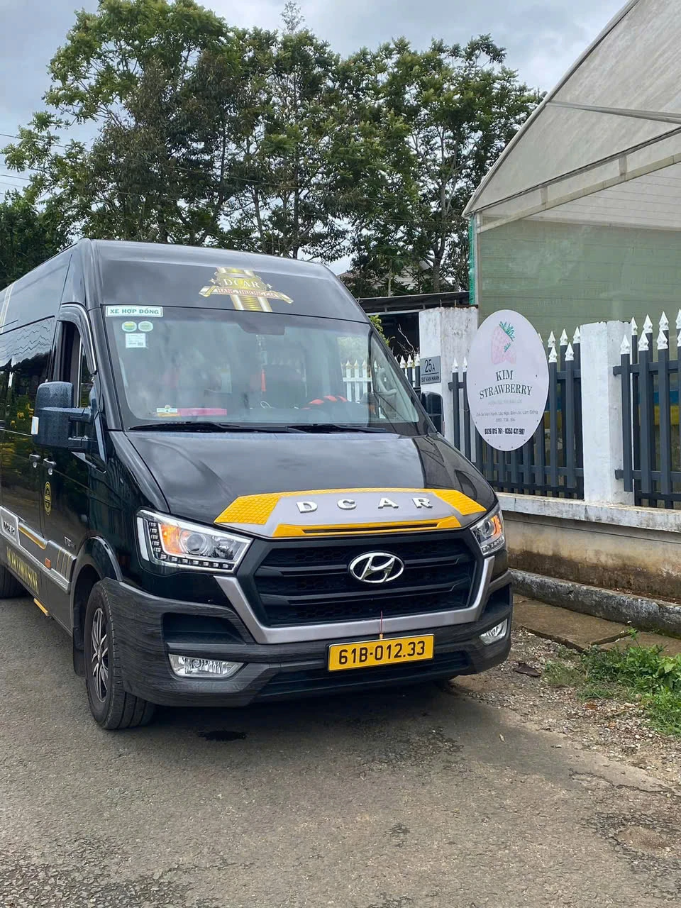 Limousine Dcar màu đen đưa đón sếp