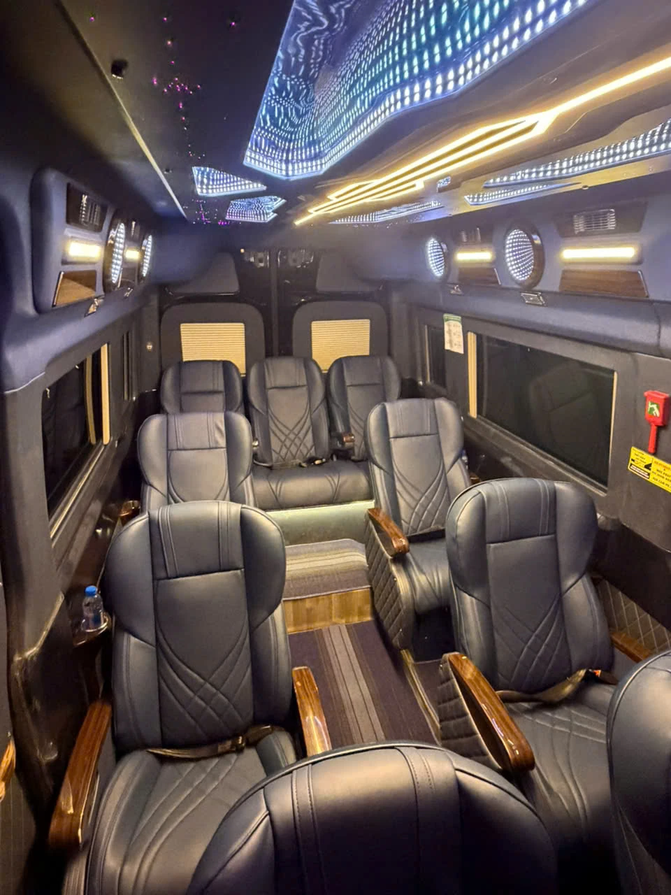 Nội thất xe limousine ghế da, đèn LED đưa đón sếp Bình Dương