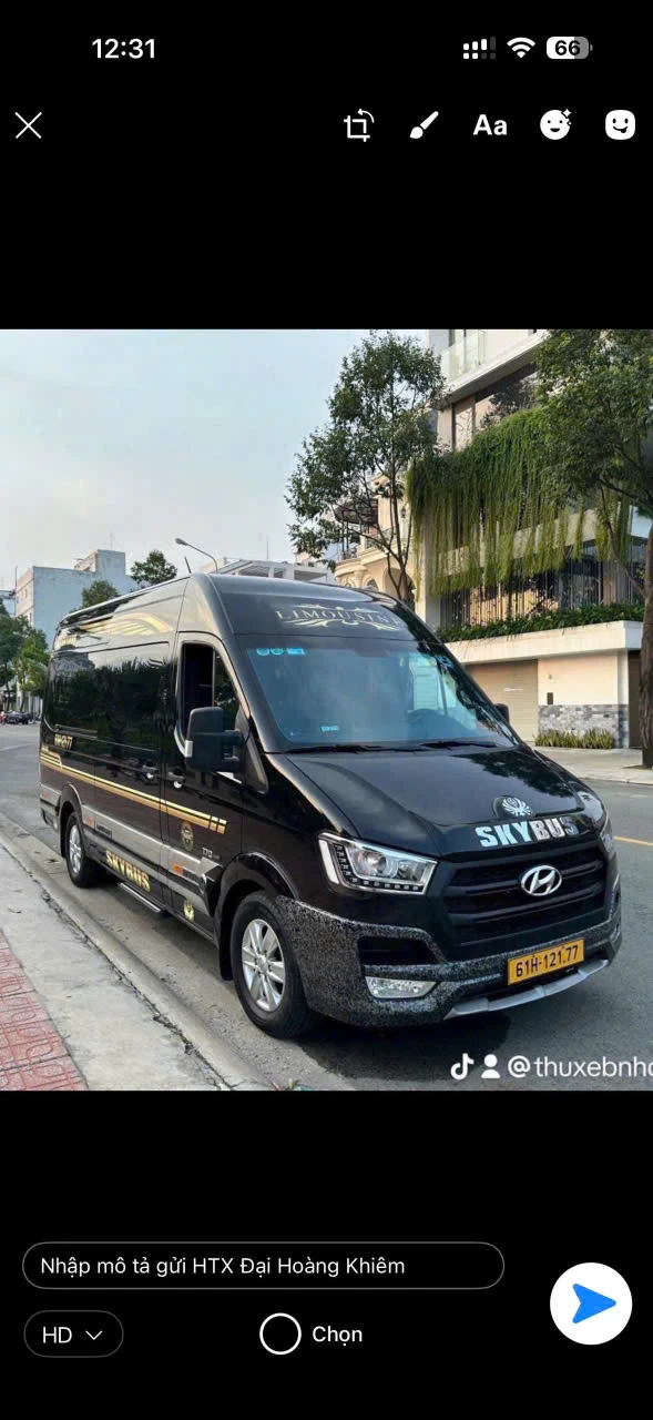 Xe limousine Skybus màu đen đón khách VIP, sân bay